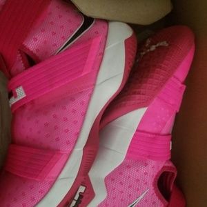 Women's Lebron Soldier 10 (Size 6 and a half)